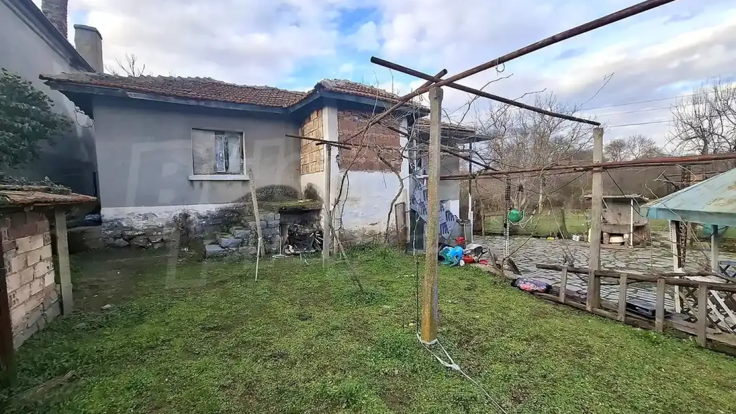 Spacious House with Garden in Granitovo Village, Bulgaria - Image 4