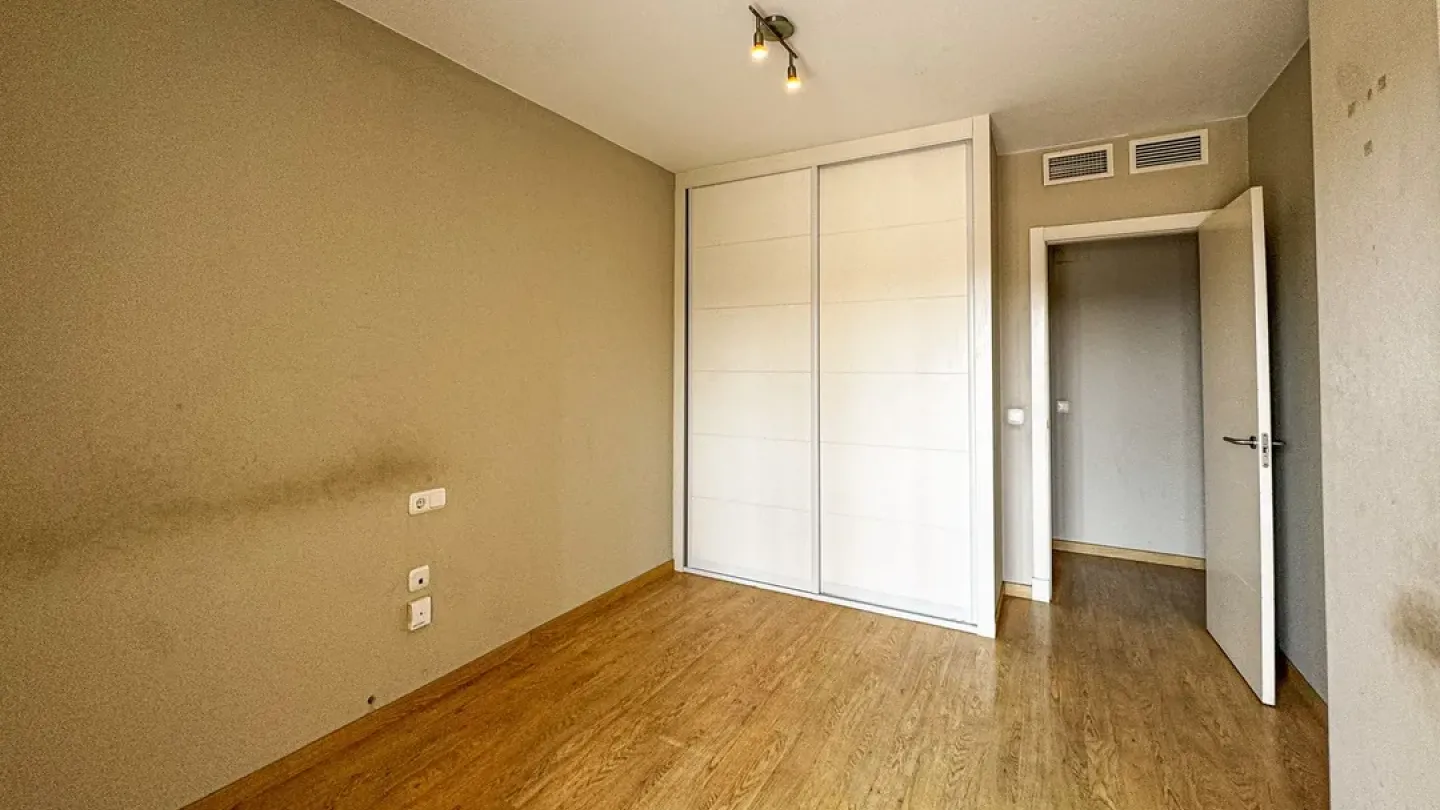 Spacious 3-Bedroom Apartment with Garage in Sunny Villablanca Resort - Image 5
