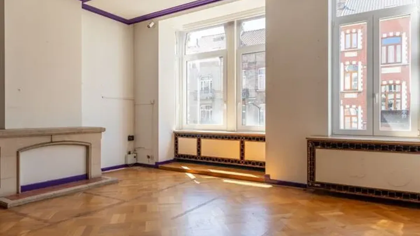Stunning Maison de Maître with Five Bedrooms and Versatile Layout - Image 4