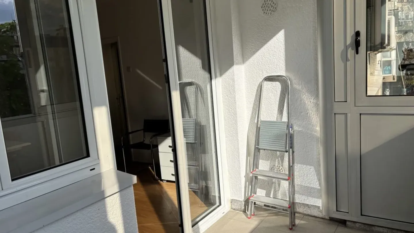 Spacious 3 Bedroom Apartment for Sale – Belgrade’s Karađorjev Square - Image 2