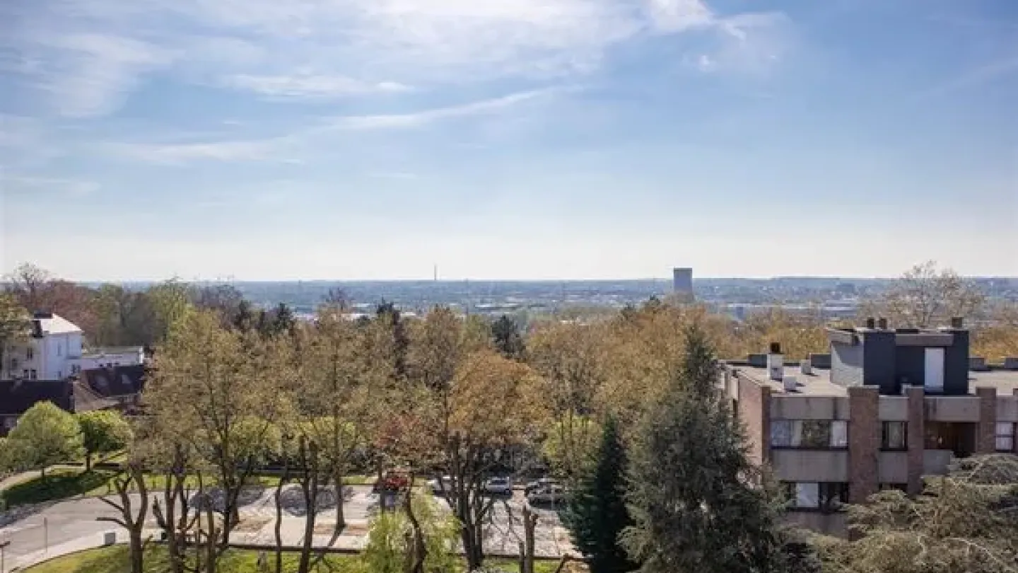 Stunning Ukkel Penthouse: 3 Bedrooms, Garage & Breathtaking City Views - Image 3