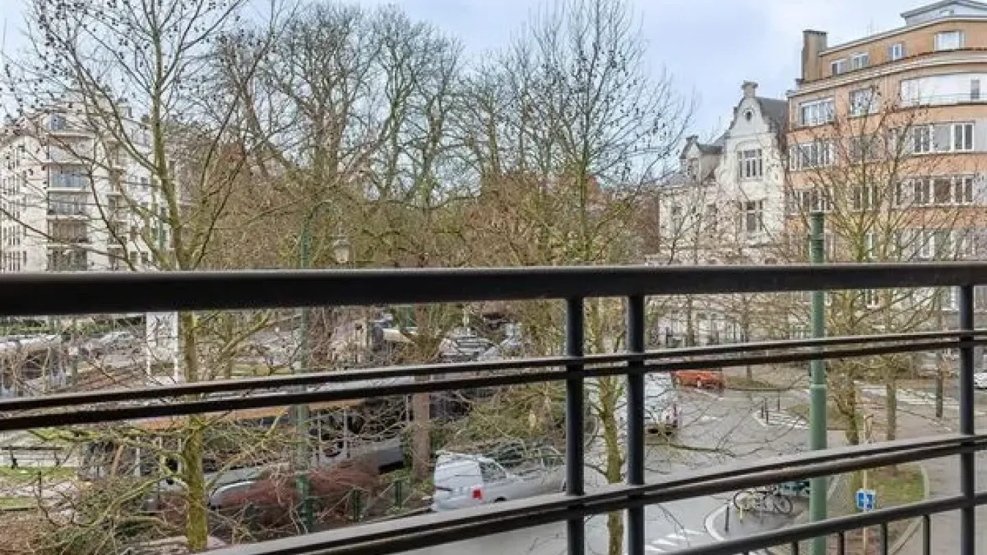 Spacious 3-Bedroom Apartment with Parking in Winston Churchill, Ukkel - Image 2