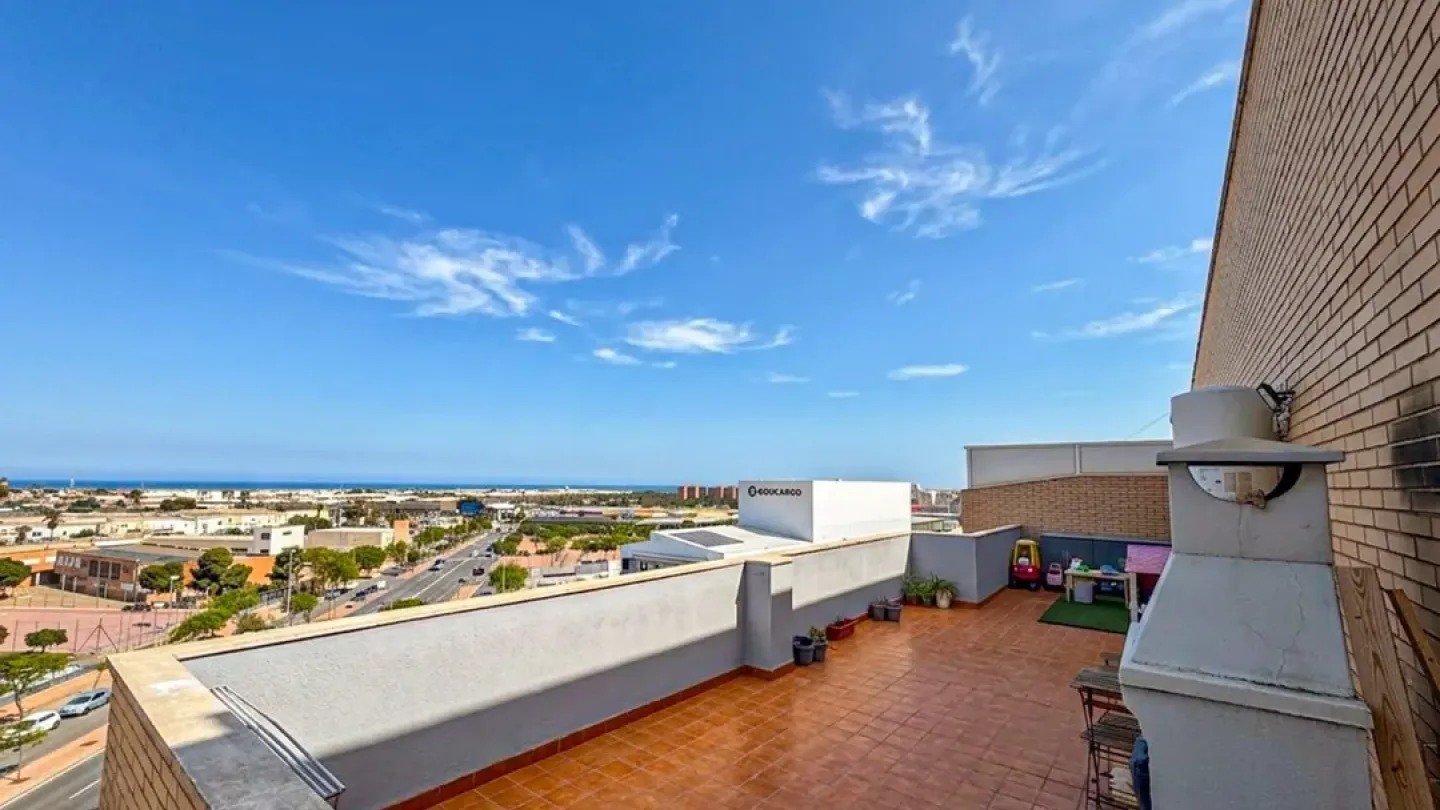 Spacious Almería Penthouse with Large Terrace & Ocean Views - Image 5