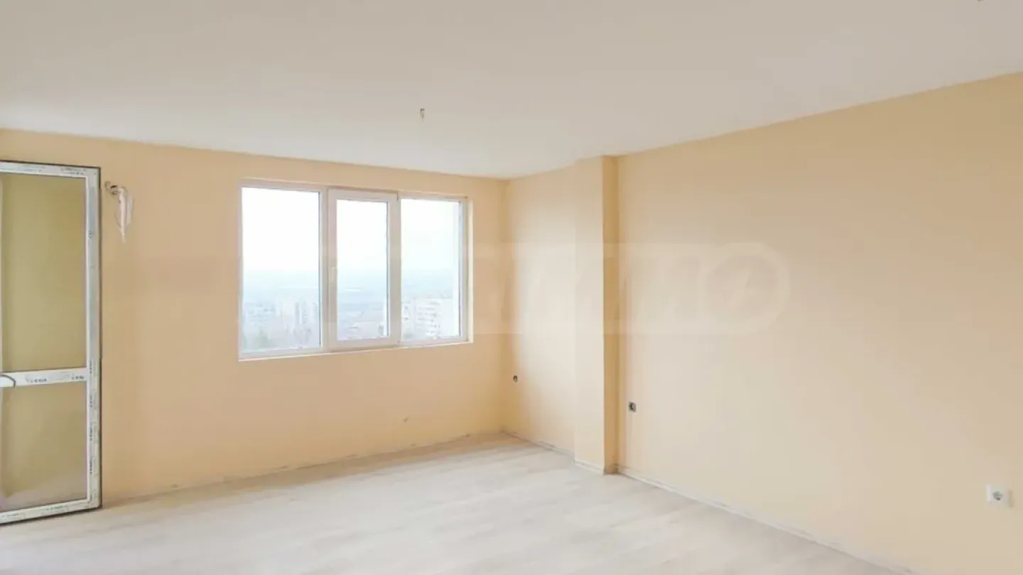 Bright apartment in Varna's Vl. Varnenchik district. - Image 4
