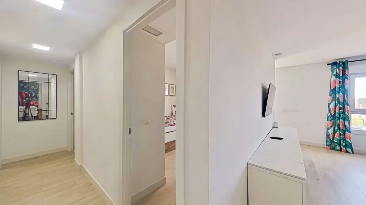 Spacious 3-Bedroom Apartment with Elevator in Almería, Spain. - Image 3