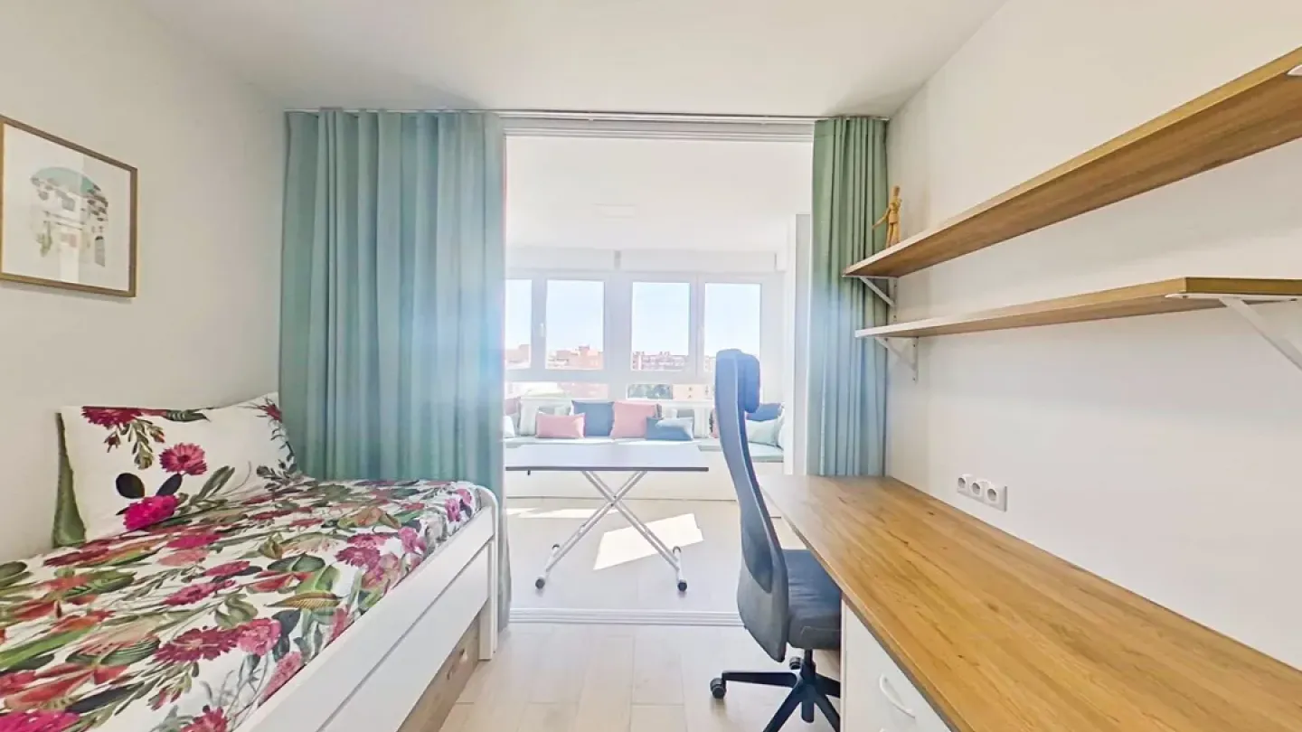 Spacious 3-Bedroom Apartment with Elevator in Almería, Spain. - Image 5