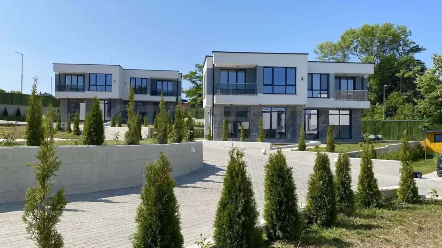 Spacious Beach House with Stunning Sea Views - Image 4