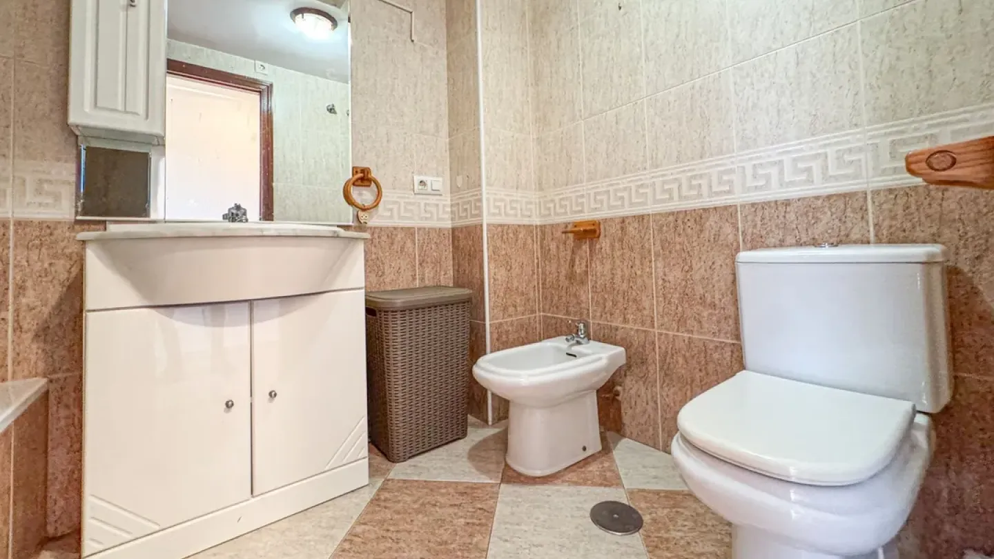 Spacious 3-Bedroom Apartment in Almería Capital with South-East Exposure - Image 2