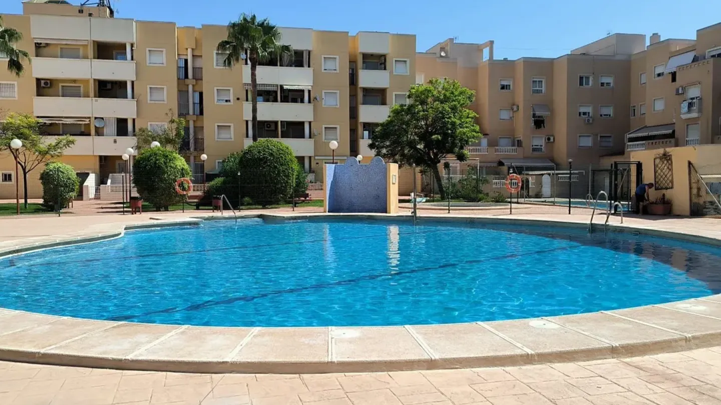 Spacious 3-Bedroom Apartment in Las Salinas, Roquetas de Mar - Image 3