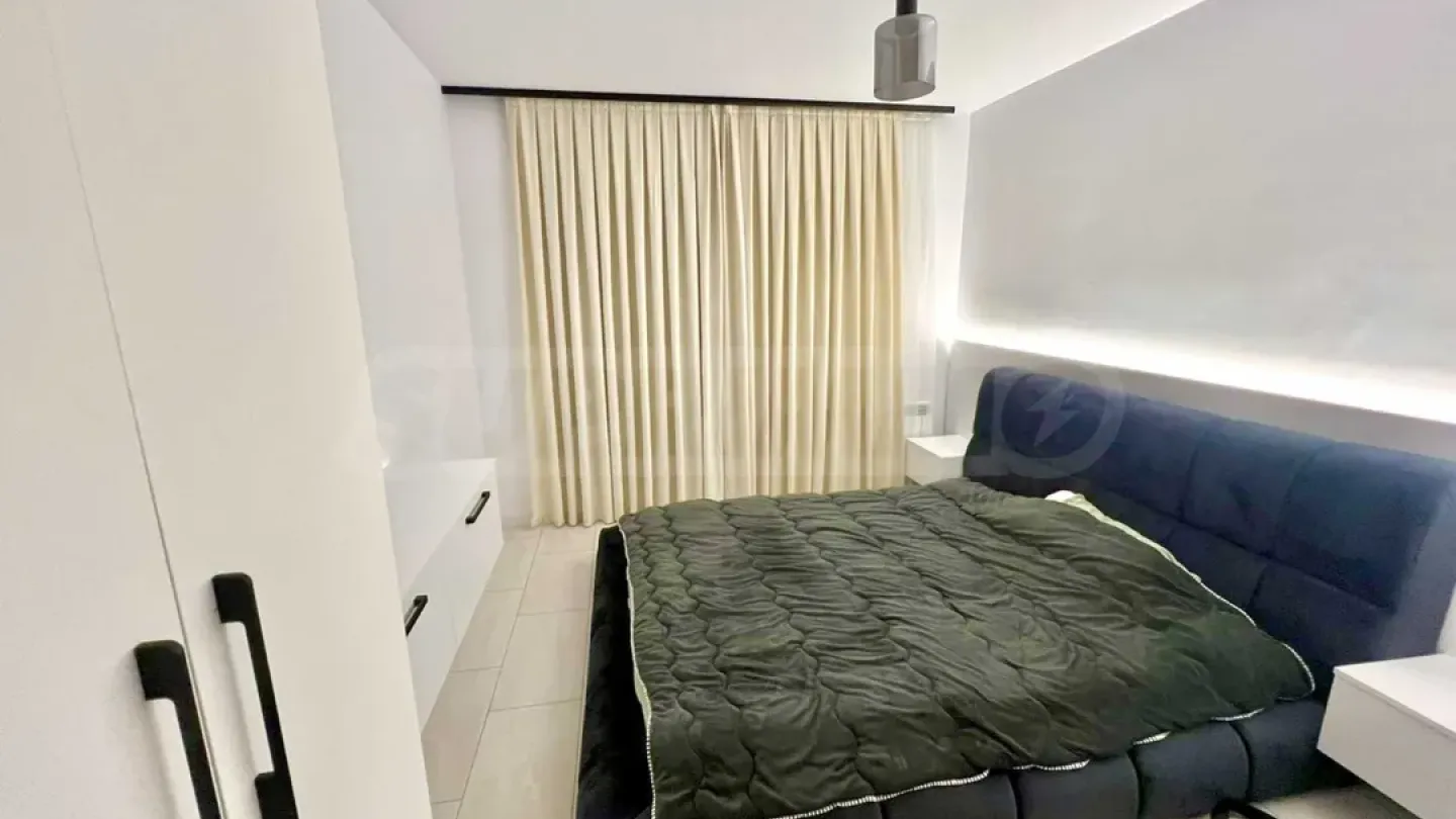 Elegant Three-Bedroom Apartment with Stunning Garden Terrace - Image 3