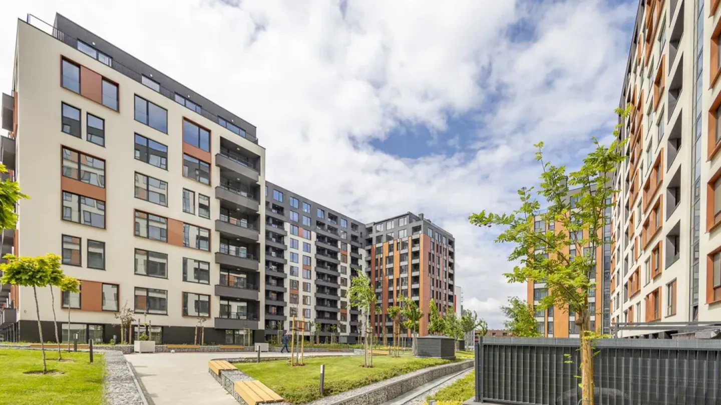 Spacious apartment with mountain views and three bedrooms. - Image 2
