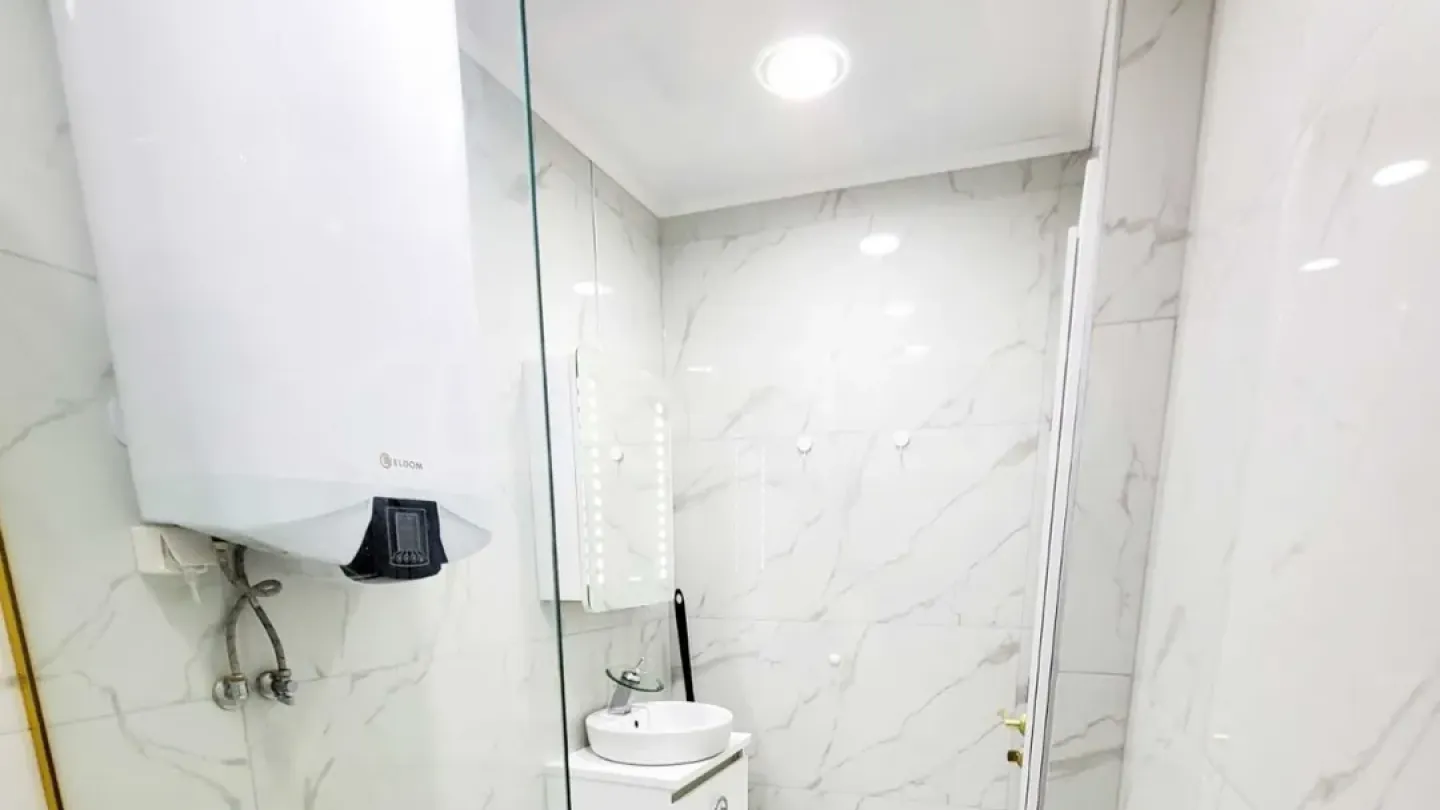 Stylish 2-Bedroom Apartment in Varna City Center - Image 5