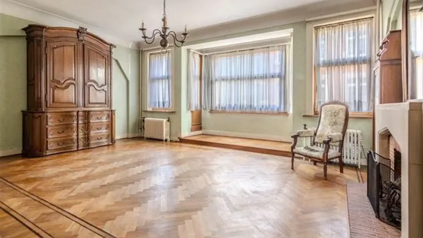 Elegant 1920s Mansion with Six Bedrooms in Etterbeek, Brussels - Image 1