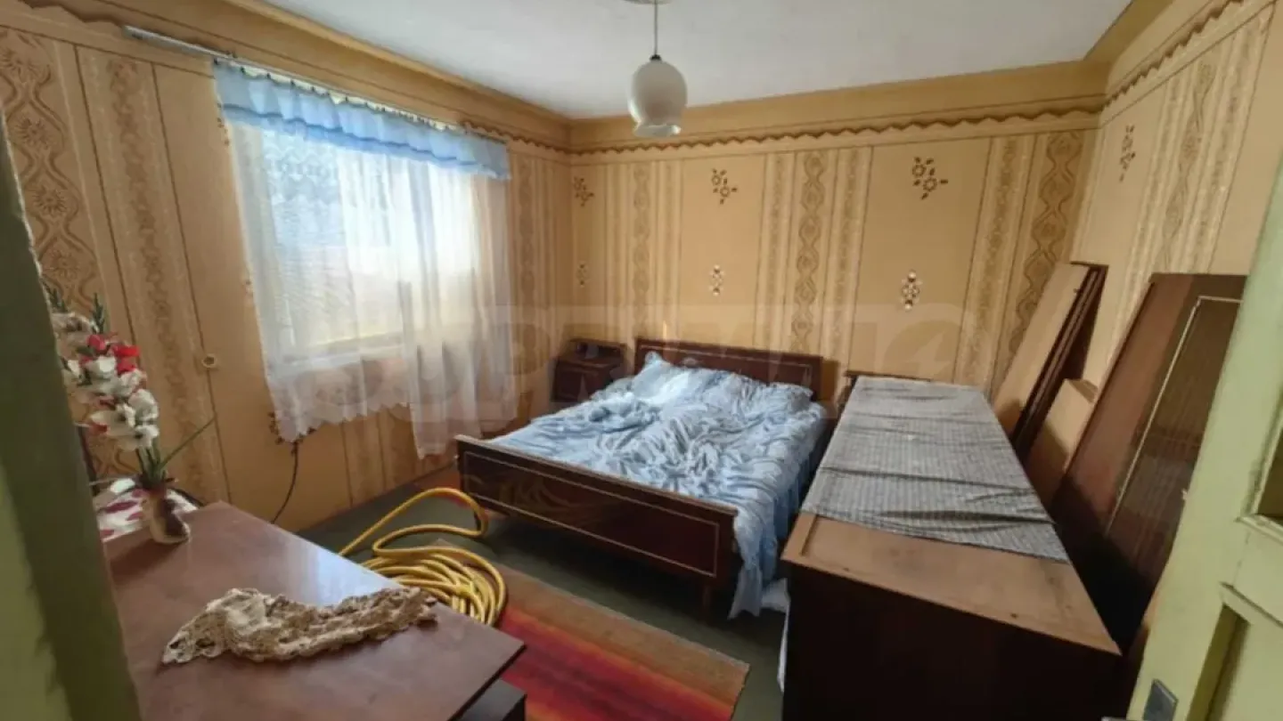 Spacious Two-Story House with Large Garden in Kapitanovtsi - Image 2