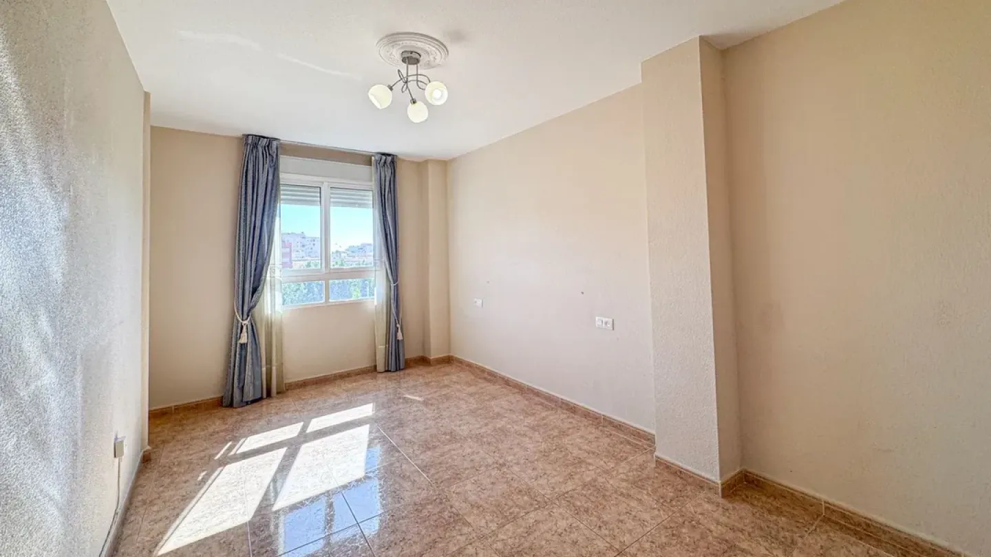Spacious 3-Bedroom Apartment in Almería Capital with South-East Exposure - Image 5