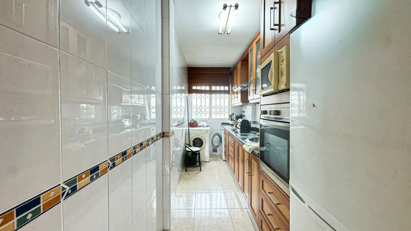 Spacious 2-Bedroom Apartment with Elevator in Almería, Spain - Image 3