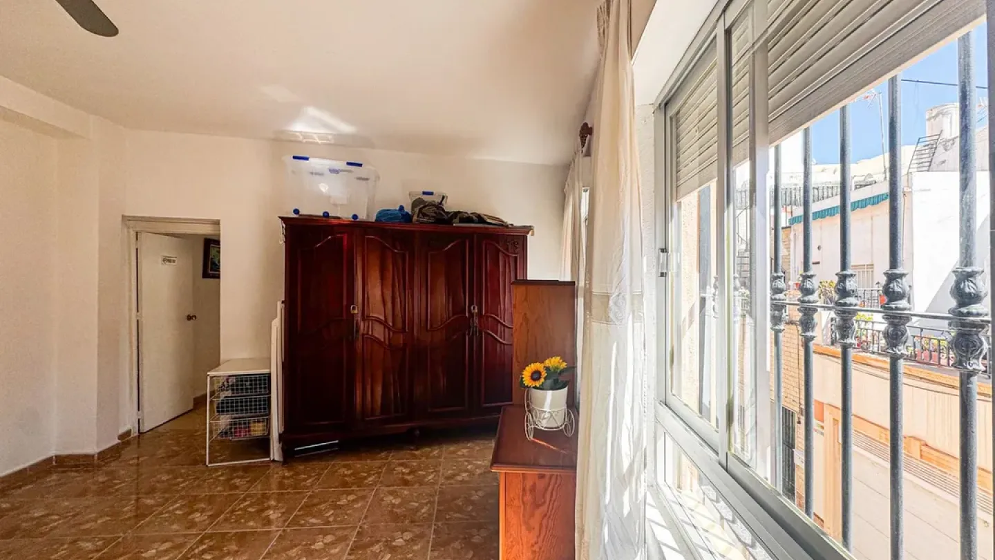 Spacious 5-Bedroom House in Almería with Stunning Terrace &amp; Dual Access - Image 1