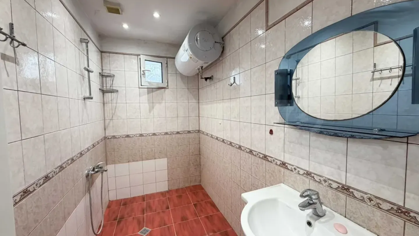 Spacious 3-Bedroom Apartment in Plovdiv's Kurchuk Paris - Image 3