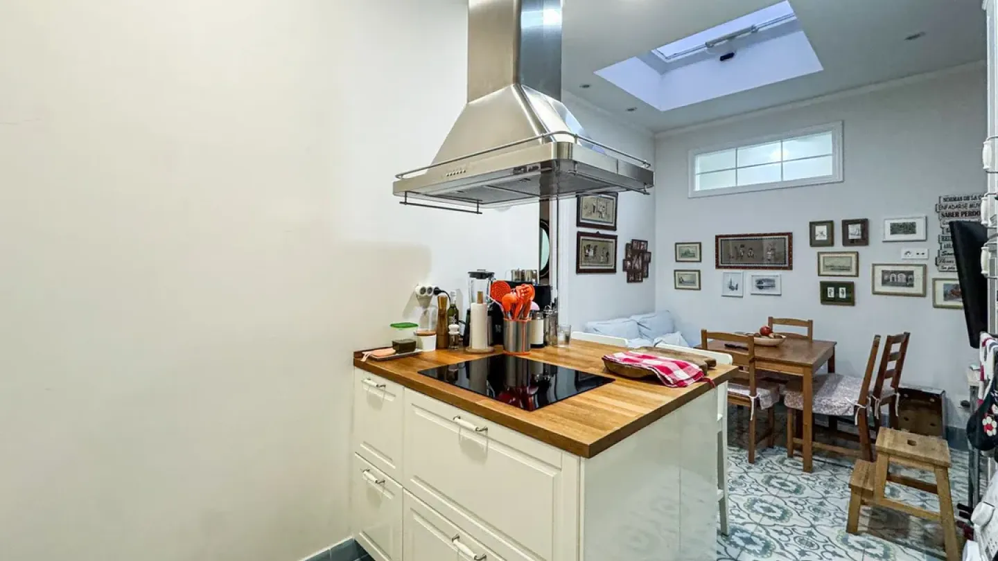 Historic Apartment in Almería - 3 Bedrooms, 2 Bathrooms, Elevator - Image 1