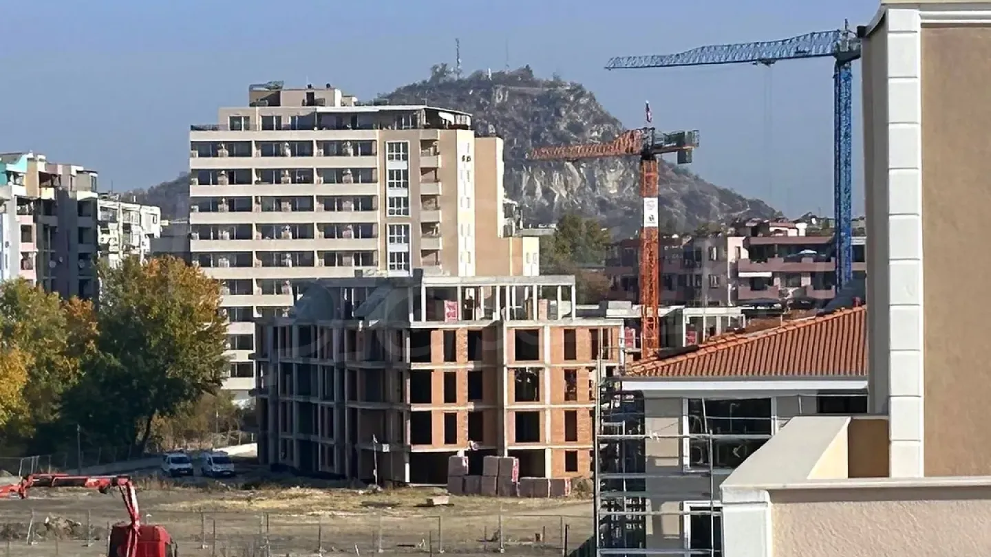 Spacious Plovdiv Apartment with Rooftop Terrace & Parking Space - Image 1