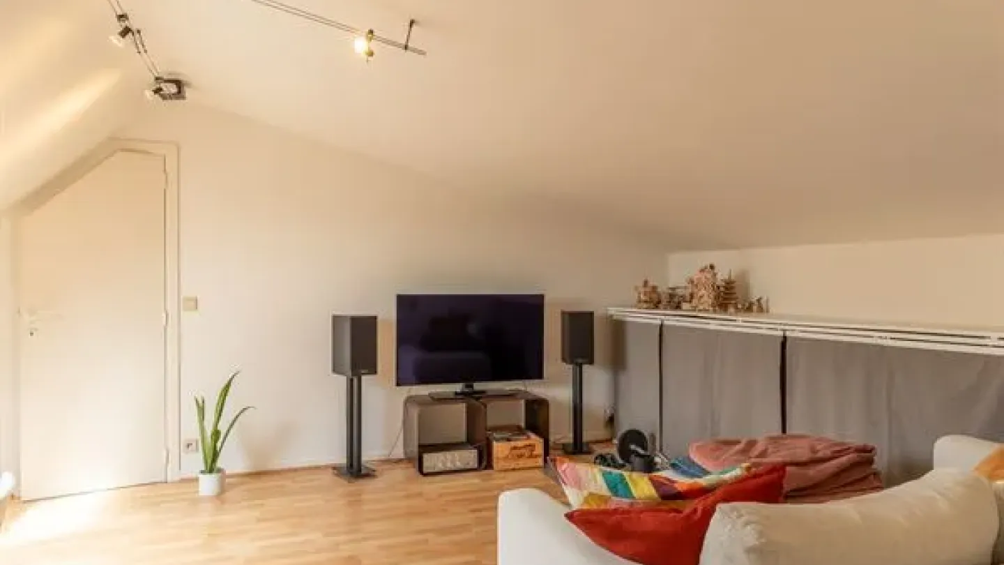 Spacious Terraced Duplex Apartment with Terrace in Oudergem, Belgium - Image 2