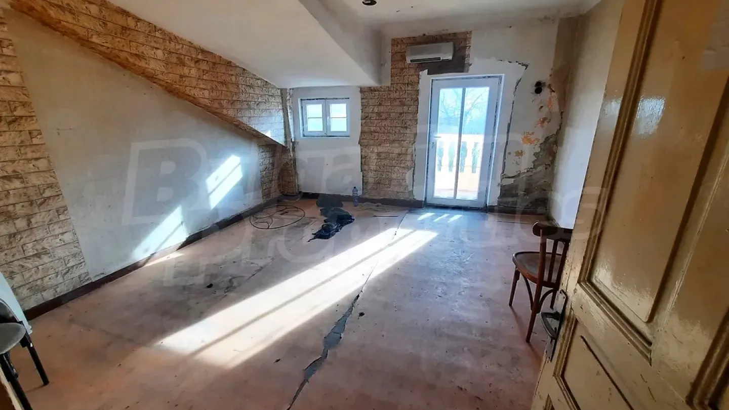Four-Bedroom Sea View Apartment in Historic Burgas Building - Image 1