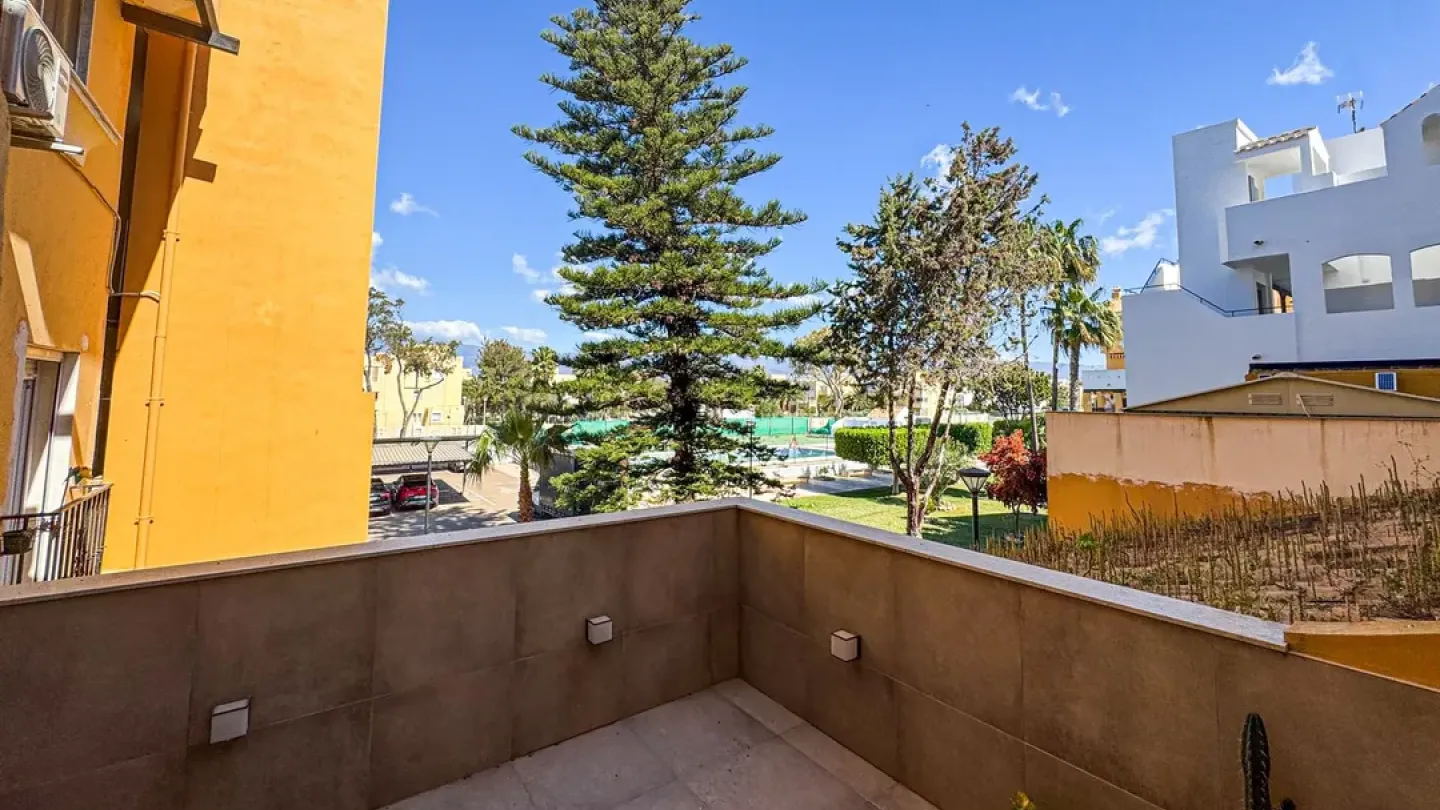 Spacious 3-Bedroom Apartment Near Beach in Roquetas de Mar - Image 1