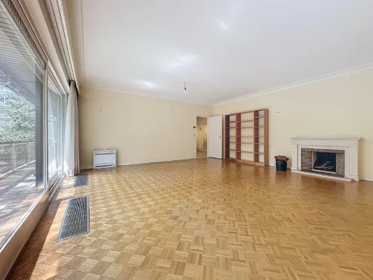 Spacious 2-Bed Apartment with Terrace & Garage in Brussels - Image 1
