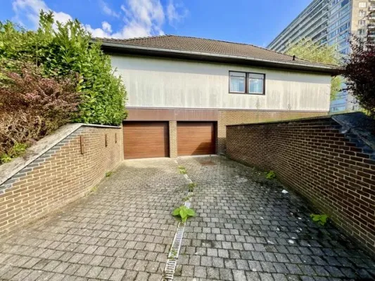 Elegant Laeken Villa: A Renovation Opportunity Awaits! - Image 1