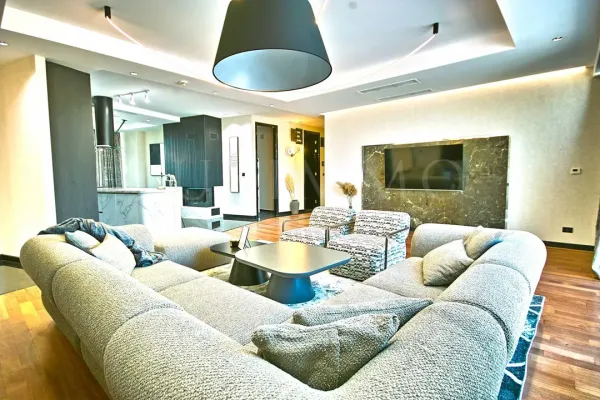 Luxury Designer Apartment with Stunning Views & Amenities - Image 1