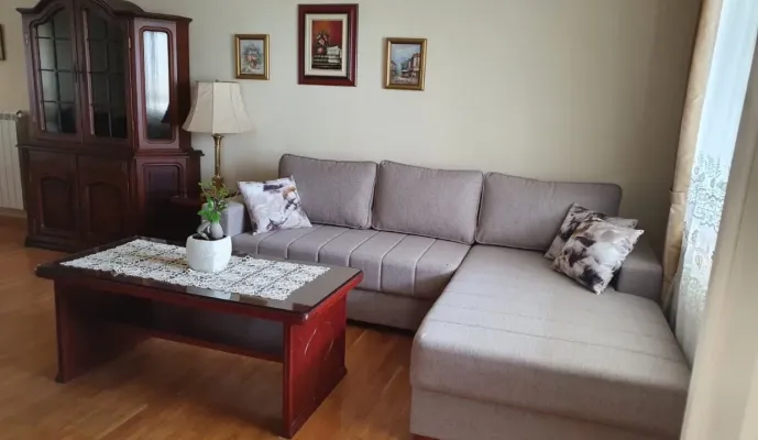 Zemun House Rental: 3 Bed, 2 Bath, Yard & Parking - Image 2