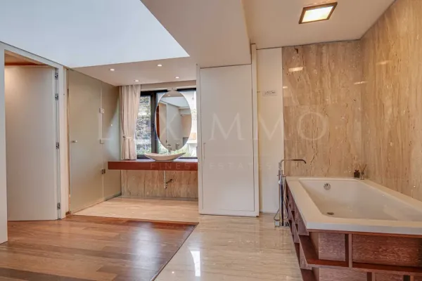 Luxurious Sofia Home: Oasis of Style & Space - Image 5