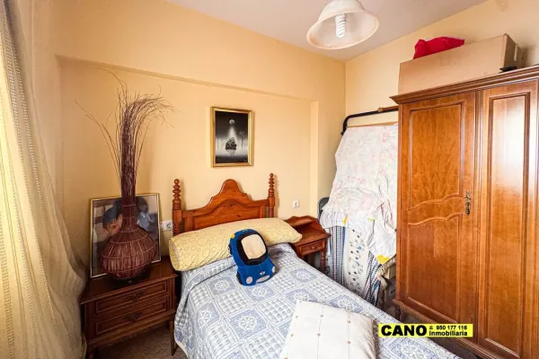 Spacious Dúplex with 3 Bedrooms and Private Terrace in Almería - Image 2