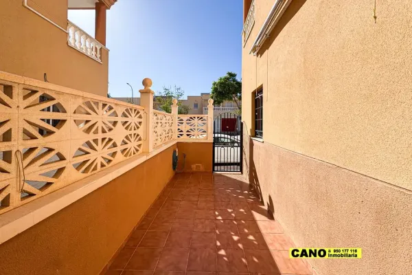 Spacious Dúplex with 3 Bedrooms and Private Terrace in Almería - Image 5