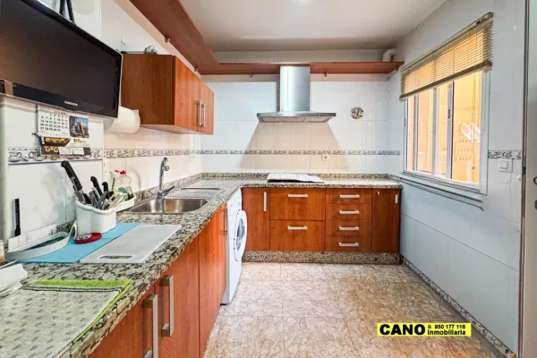 Spacious Dúplex with 3 Bedrooms and Private Terrace in Almería - Image 1
