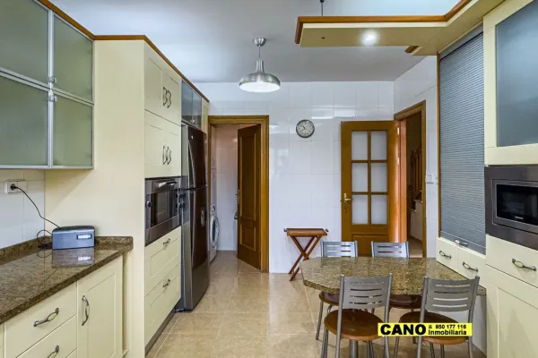 Spacious 4-Bedroom Triplex Apartment in Sunny Almería, Spain - Image 4