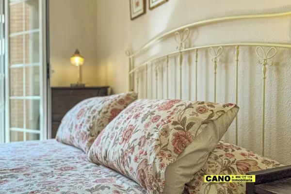 Spacious 4-Bedroom Triplex Apartment in Sunny Almería, Spain - Image 1
