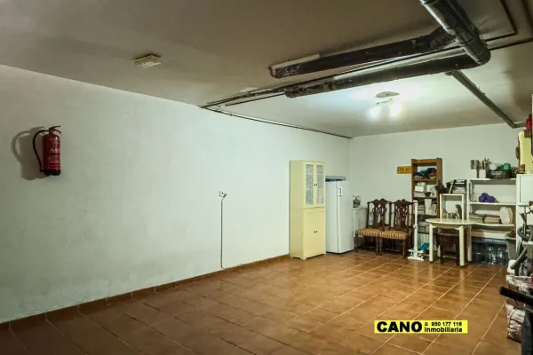 Spacious 4-Bedroom Triplex Apartment in Sunny Almería, Spain - Image 2
