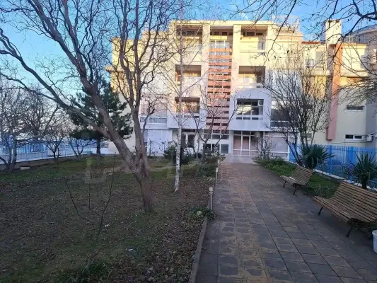 Fully furnished apartment with a private courtyard in Kranevo. - Image 5