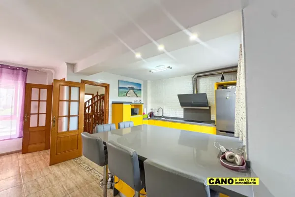 Spacious 4-Bedroom Triplex Apartment in El Ejido, Spain - Image 5