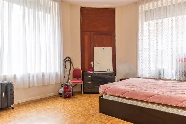 Spacious 2-Bed Apartment in Schaarbeek's Botanique/Sainte-Marie District - Image 1