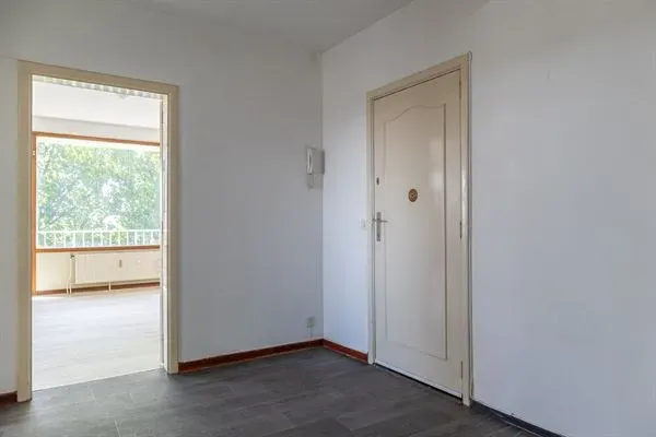 Spacious Corner Apartment with Terraces and Garage in Ukkel, Belgium - Image 4