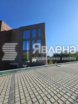 Luxury Apartment with Sea Views and Three Bedrooms in Varna - Image 1