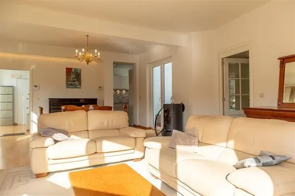 Spacious 4-Bedroom House with Rooftop & Parking in Ukkel - Image 2