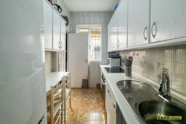 Spacious 5-Bedroom House in Almería with Stunning Terrace &amp; Dual Access - Image 2