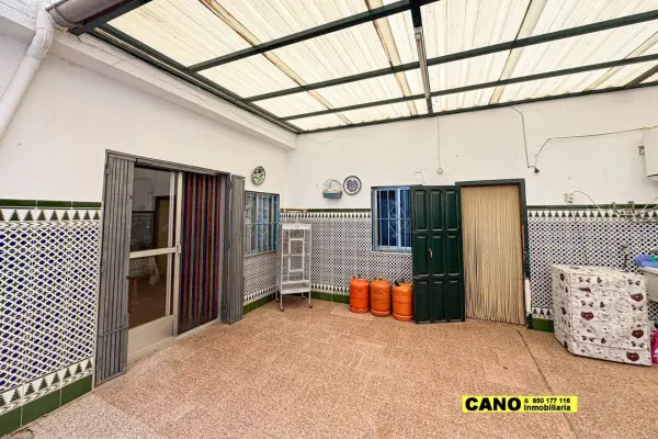 Spacious 4-Bedroom House in Viator with Porch and Garden for Sale - Image 2