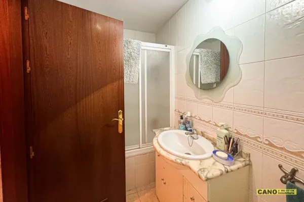 Spacious 2-Bedroom Apartment with Elevator in Almería, Spain - Image 2