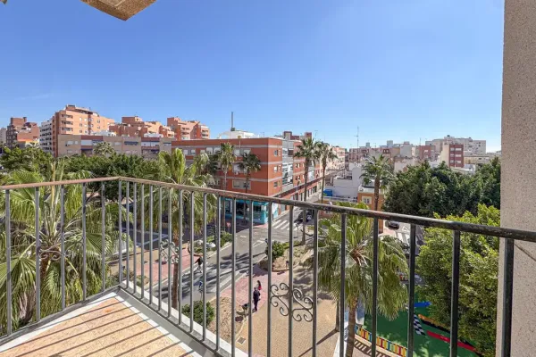 Spacious 3-Bedroom Apartment in Almería Capital with South-East Exposure - Image 3