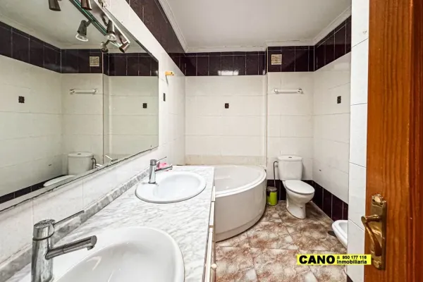 Spacious 4-Bedroom Dúplex Apartment in Prime Aguadulce Location - Image 2