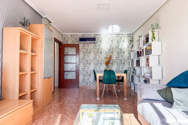 Spacious 3-Bedroom Apartment in Almería with Terrace & Garage - Image 5